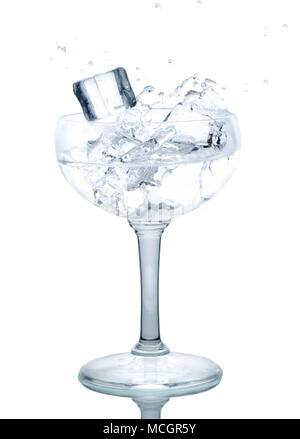 Splash dal cubo di ghiaccio in un bicchiere da vino di acqua, isolata su uno sfondo bianco, Foto Stock