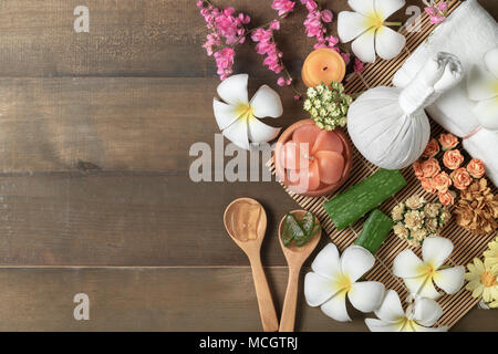 Aloe vera a base di erbe e comprimere su uno sfondo di legno vecchio, ingrediente spa e health care il concetto di sfondo Foto Stock