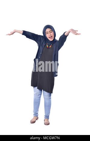 Piuttosto musulmani asiatici con donna felice gesto isolato su sfondo bianco Foto Stock