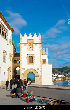 Venditori souvenier, di fronte al Palau Maricel, Sitges, Catalogna, Spagna Foto Stock