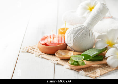 Comprimere a base di erbe e di Aloe vera con candela bianco su uno sfondo di legno, ingrediente spa concept Foto Stock