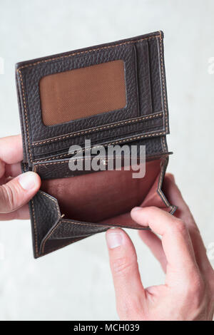 Mani tenendo un open wallet con nessun denaro Foto Stock