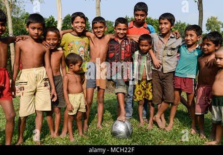 BANGLADESH, Distretto di Tangail, Kalihati, villaggio a sud Chamuria, i bambini con il commercio equo e solidale il calcio / BANGLADESCH, Kinder mit fair trade Fussball Foto Stock