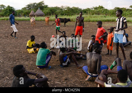 Etiopia, Gambela, Itang, Nuer gruppo etnico, villaggio Pilual, giovani giocare a calcio / AETHIOPIEN, Gambela, Regione Itang, Dorf Pilual der Ethnie NUER, Fussballplatz im Dorf Foto Stock