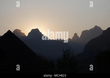 Sfondo del tramonto sui monti Drakensberg, Cattedrale di picco Hotel Foto Stock