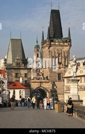Lesser Town Bridge Tower vista dal Ponte di Carlo a Praga, Repubblica Ceca. Foto Stock