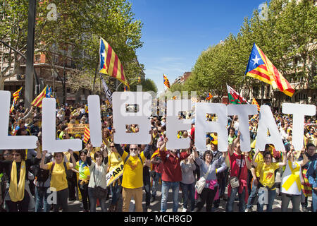 Barcellona, Spagna - 15 Aprile 2018: dimostranti formante la parola Llibertat - la libertà- durante la massiccia manifestazione contro la detenzione di Cat Foto Stock