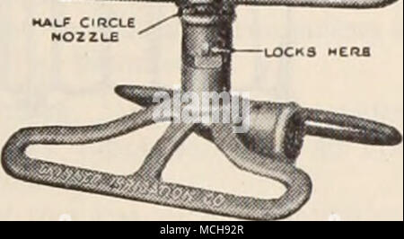 . Rain King "Sprinkler Mor-pioggia" sprinkler sprinkler, Prato. Siamo elenco ma tre delle molte varietà che portiamo in magazzino. Un elenco completo sarà inviato su richiesta. Sprinkler ad anello. Un 8 pollici, anello realizzato in ottone pesante, dando un finemente suddiviso, ben distribuito mist, prezzo, postpagato 1 00 Rain King. Il re della pioggia è diverso da qualsiasi altro irroratore. Girevole o spray stazionari -grossolana o fine rapida o lenta. Robusta e semplice nel design copre un'area 8 a 60 piedi in diametro; postpagato 3 50 rotante doppio. Uno dei più noti di sprinkler in modo molto in evidenza sulla messa Foto Stock