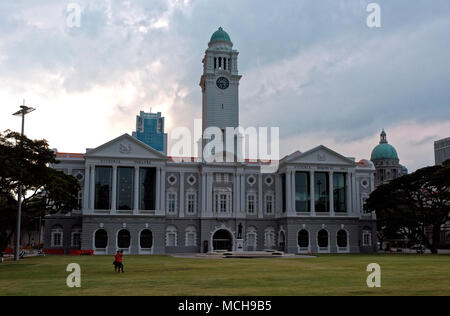 Il Victoria Theatre e la sala concerti di clock tower Singapore come il sole scende Foto Stock
