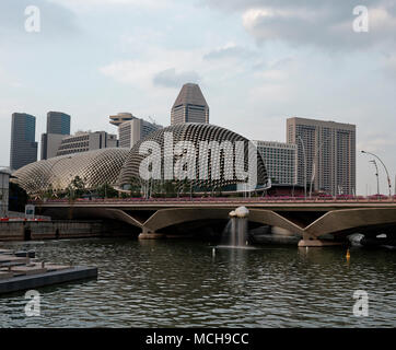 Il 'Durian' - le molte sfaccettature del tetto della Spianata Singapore Opera house sulla Marina Bay Foto Stock