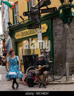 Buskers - musicista e ballerino irlandese a Galway Foto Stock