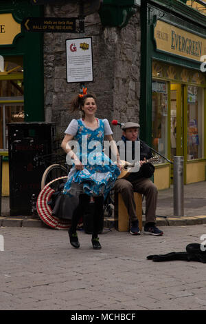 Buskers - musicista e ballerino irlandese a Galway Foto Stock