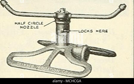 . Rain King "Sprinkler Mor-pioggia" sprinkler sprinkler, Prato. Siamo elenco ma quattro delle tante varietà che portiamo in magazzino. Elenco completo sarà inviato su richiesta. Sprinkler ad anello. Un 8 pollici, anello realizzato in ottone pesante, dando un finemente suddiviso, ben distribuito mist, prezzo, postpagato $1 00 Mor-pioggia. Una più semplice regolazione converte il mor- pioggia da un irroratore girevole ad una parte stazionaria di irrigazione a spruzzo di un mezzo cerchio. Molto utile per la bagnatura di giardini confinanti con passeggiate e sentieri; postpagato 3 00 Rain King. Il re della pioggia è diverso da qualsiasi altro irroratore. Girevole o fermo sp Foto Stock