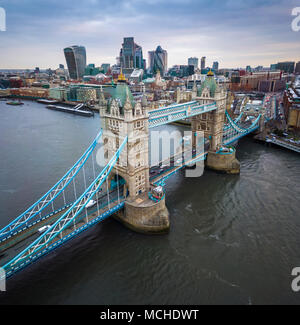 Londra, Inghilterra - Antenna vista panormaic dell'iconico il Tower Bridge e la Torre di Londra su una mattina nuvoloso con grattacieli della banca finanziaria distr Foto Stock