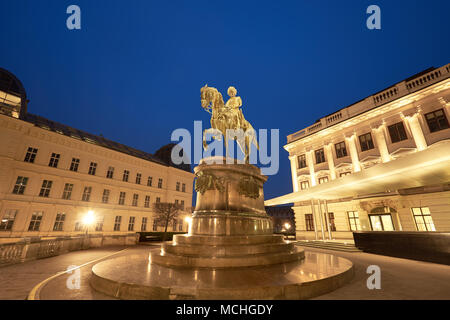 Panoramica vista notturna della statua equestre di Arciduca Alberto di fronte al Museo Albertina di Vienna in Austria Foto Stock