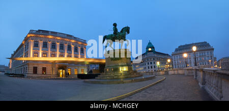 Panoramica vista notturna della statua equestre di Arciduca Alberto di fronte al Museo Albertina di Vienna in Austria Foto Stock