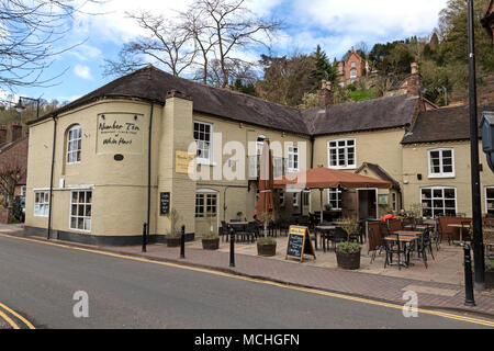 Il White Hart pub di Ironbridge, Shropshire, Inghilterra. Un edificio del xviii secolo inn sulla banchina, o strada principale in citta'. Foto Stock