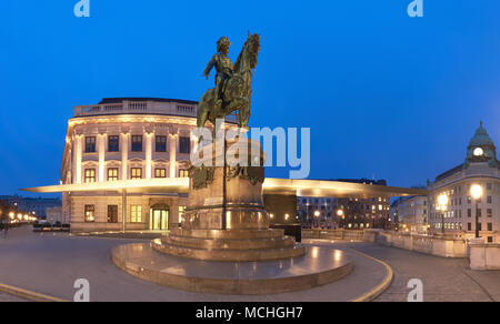 Panoramica vista notturna della statua equestre di Arciduca Alberto di fronte al Museo Albertina di Vienna in Austria Foto Stock