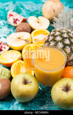 Detox smoothie circondata da frutti era fatto di Foto Stock