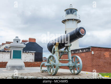 La commemorazione del bombardamento di Hartlepool in Guerra Mondiale 1 ,il faro e la pistola di Crimea a fine campo,Hartlepool, England, Regno Unito Foto Stock