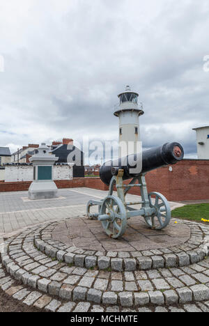 La commemorazione del bombardamento di Hartlepool in Guerra Mondiale 1 ,il faro e la pistola di Crimea a fine campo,Hartlepool, England, Regno Unito Foto Stock