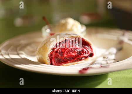 Foto di una macro di delizioso strudel luminoso con cherry Foto Stock