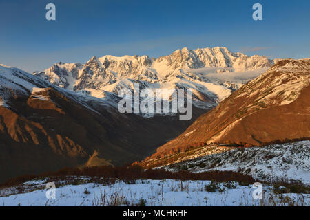 Shkhara è il punto più alto in Georgia. Situato nella regione di Svaneti lungo la frontiera russa. Foto Stock