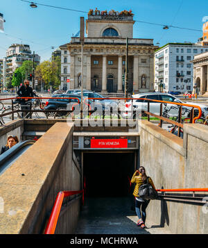 Ingresso a una stazione della metropolitana di Milano Foto Stock