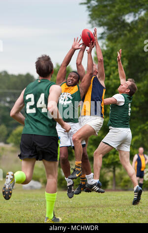 Roswell, GA, Stati Uniti d'America - 17 Maggio 2014: i giocatori di jump e competere per la palla in un gioco amatoriale di Australian Rules Football in una città di Roswell Park. Foto Stock