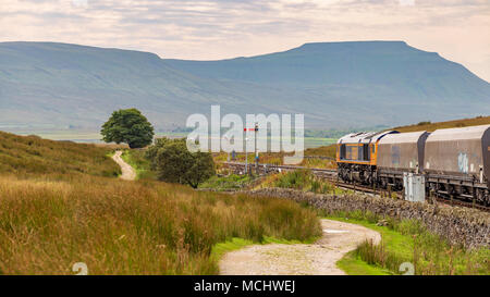 Vicino Ingleton, North Yorkshire, Inghilterra, Regno Unito - 13 Settembre 2016: un treno merci all'Blea Moor stazione ferroviaria sulla ferrovia Settle-Carlisle Foto Stock