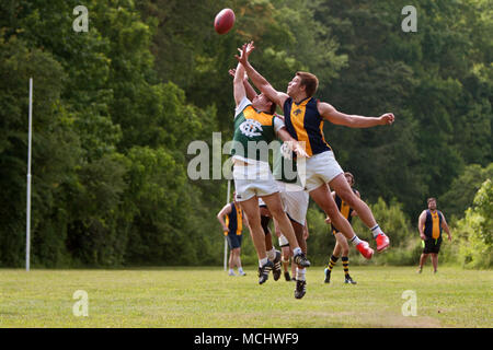 Roswell, GA, Stati Uniti d'America - 17 Maggio 2014: i giocatori di jump e competere per la palla in un club amatoriale gioco di Australian Rules Football in una città di Roswell Park. Foto Stock