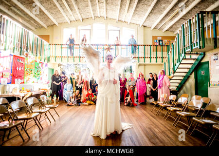 Santa Chiara chiesa della Natività annuale giocare in Leigh Park, Havant, Portsmouth Hampshire Foto Stock