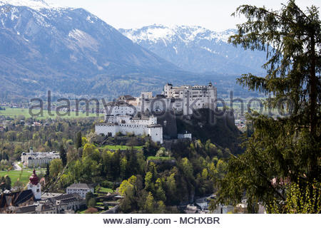 La fortezza nota come Hohensalzburg sopra la città di Salisburgo su una bella giornata insieme contro un sfondo alpino. Credito: reallifephotos / Alamy Foto Stock