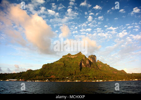 Vista del Monte Otemnaufrom mare al tramonto, Bora Bora, Polinesia francese. Foto Stock