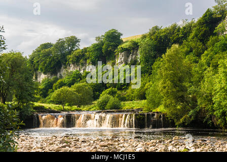 Wainwath cade sul fiume swale nel Yorkshire Dales National Park, il Yorkshire, Inghilterra. 05 agosto 2007. Foto Stock