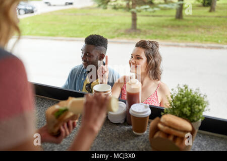 I clienti giovane ordinazione di hamburger a cibo carrello Foto Stock