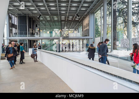 Francia, Parigi - 5 Aprile 2018: Fondation Cartier pour l'art contemporain progettato dall architetto francese Jean Nouvel - Junya Ishigami - liberando architectu Foto Stock