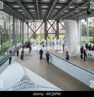 Francia, Parigi - 5 Aprile 2018: Fondation Cartier pour l'art contemporain progettato dall architetto francese Jean Nouvel - Junya Ishigami - liberando architectu Foto Stock