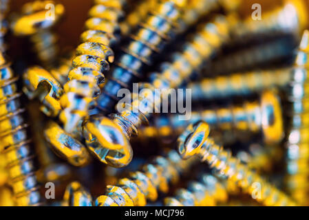 Sullo sfondo di un metallo Dadi bulloni e chiodi Foto Stock