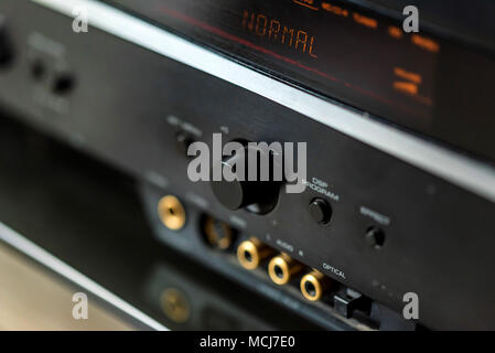 Il pannello di controllo della TV moderna vicino Foto Stock