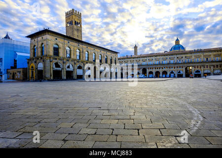 Alba nella Piazza Maggiore, Bolgna, Italia Foto Stock