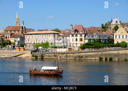 Chiatta tradizionale gita in barca sul fiume Dordogne, Bergerac, Nouvelle-Aquitaine, Francia Foto Stock