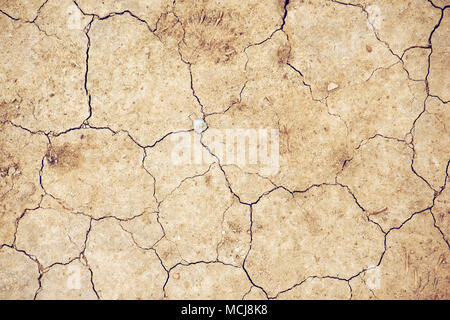 Vista superiore della incrinato il terreno asciutto terra texture per la siccità sfondo di stagione Foto Stock