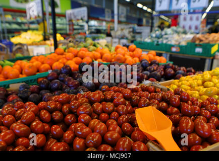 Vari ortaggi e frutta su un contatore nel supermercato, DOF. Foto Stock