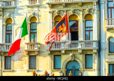Bandiera Italiana giallo San Marco leone simbolo bandiera veneziano palazzo Venezia Italia Foto Stock