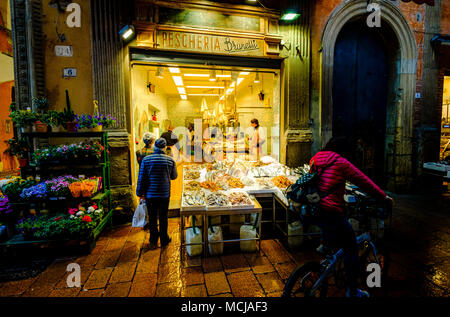 La mattina presto in un negozio di pesce in Via Drapperie, Bologna, Italia Foto Stock