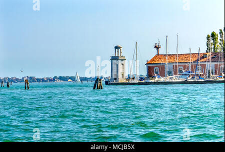 Barche a vela ingresso Lighthouw colorato Canal Grande edifici riflessioni di barche a Venezia Italia Foto Stock