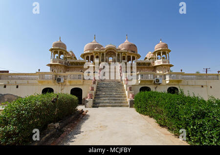 Verniciato colorato Haveli nella città di Mandawa, Rajasthan, India. Haveli è una tradizionale casa cittadina o mansion in India. Foto Stock