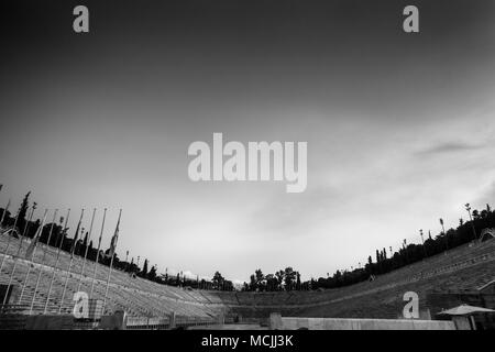 Panathinaiko Stadium e skyscape, Atene, Grecia, Europa Foto Stock