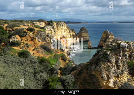 Ripida costa a Ponta da Piedade, Lagos, Algarve, PORTOGALLO Foto Stock